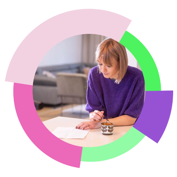 Persoon kiest energiecontract op computer